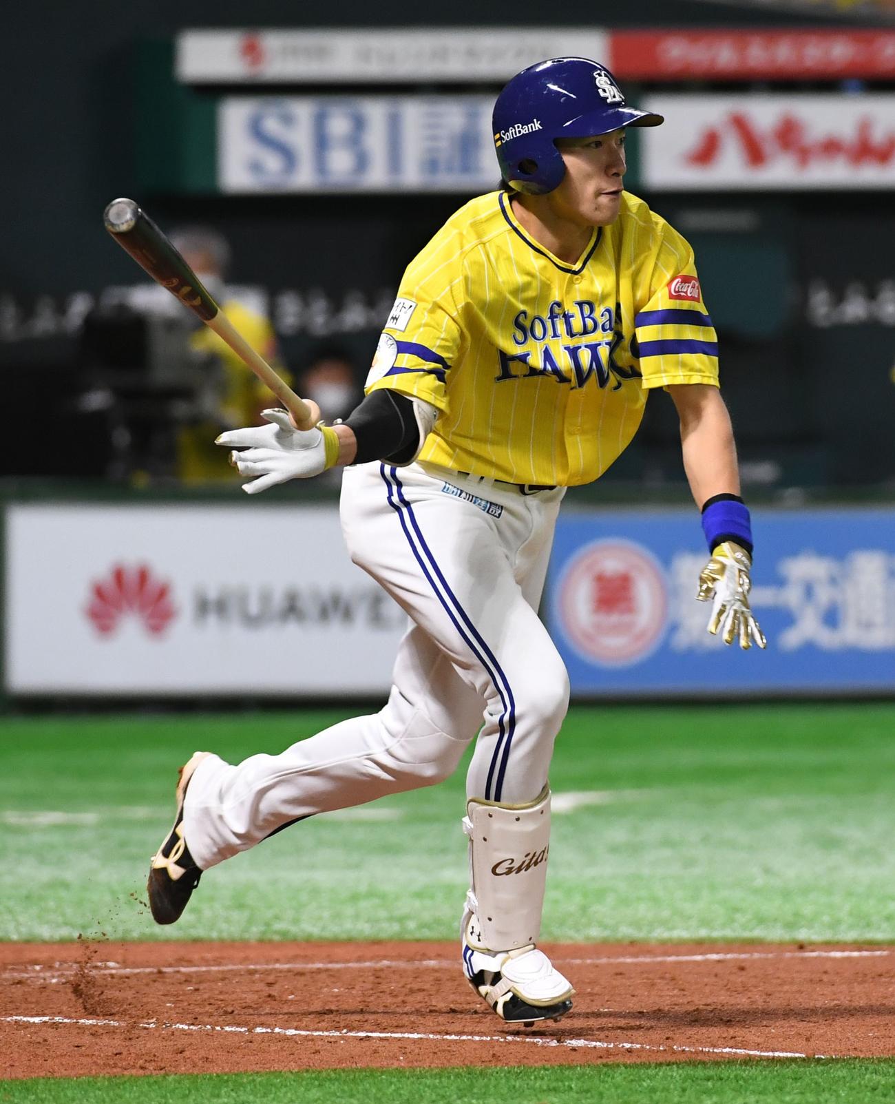 ソフトバンク対オリックス　5回裏ソフトバンク2死、柳田は右前打を放ち3安打猛打賞（撮影・今浪浩三）