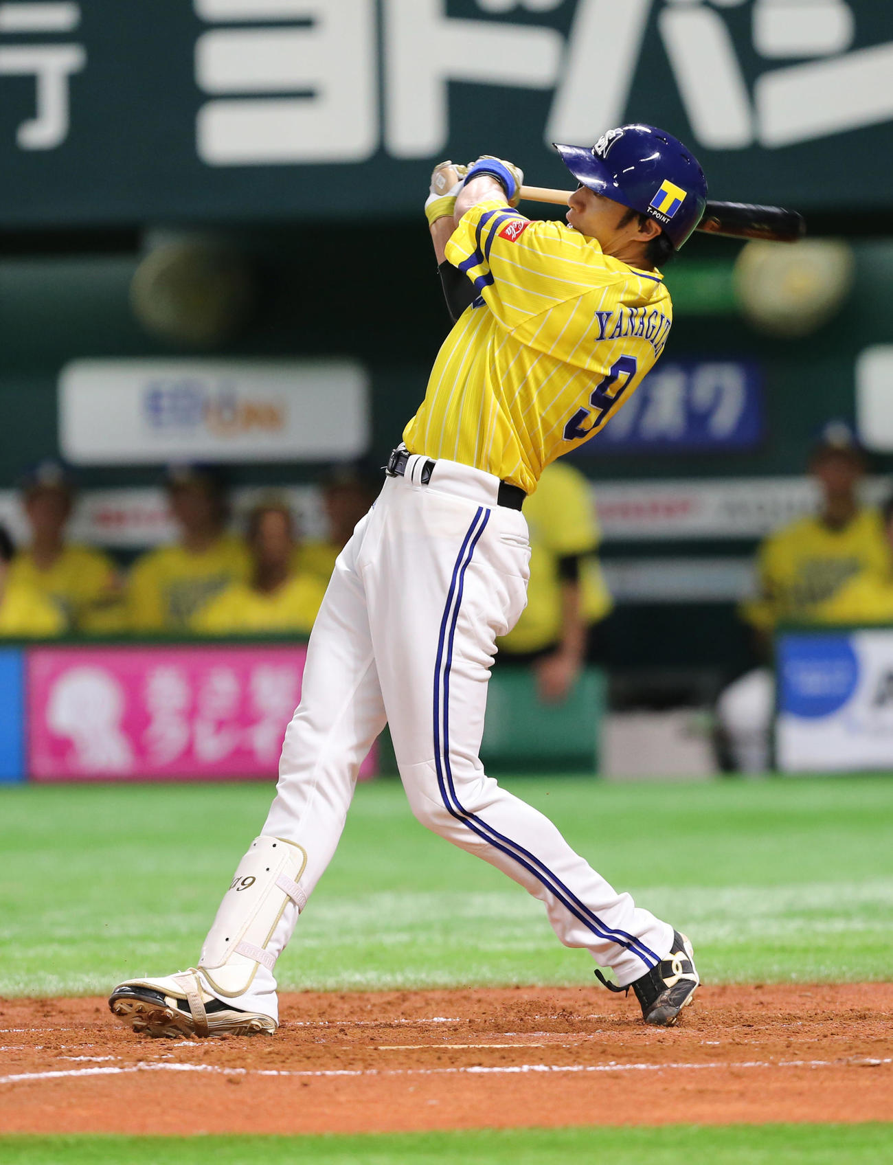 ソフトバンク対オリックス　3回裏ソフトバンク2死、右中間二塁打を放つ柳田（撮影・菊川光一）