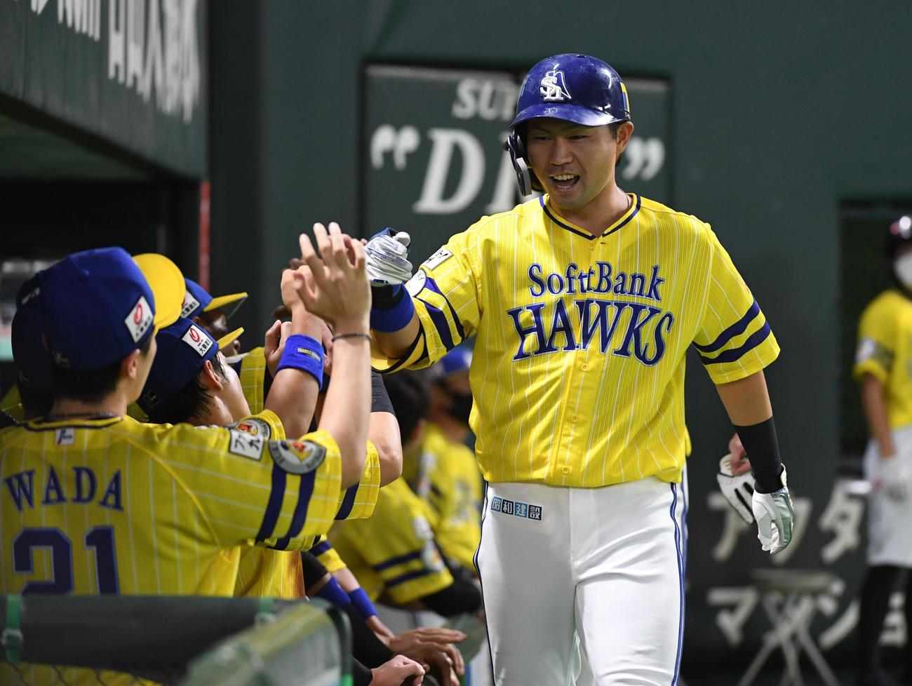 ソフトバンク対オリックス　5回裏ソフトバンク2死二塁、中村晃は右越えに同点の2点本塁打を放ちナインに迎えられる（撮影・今浪浩三）