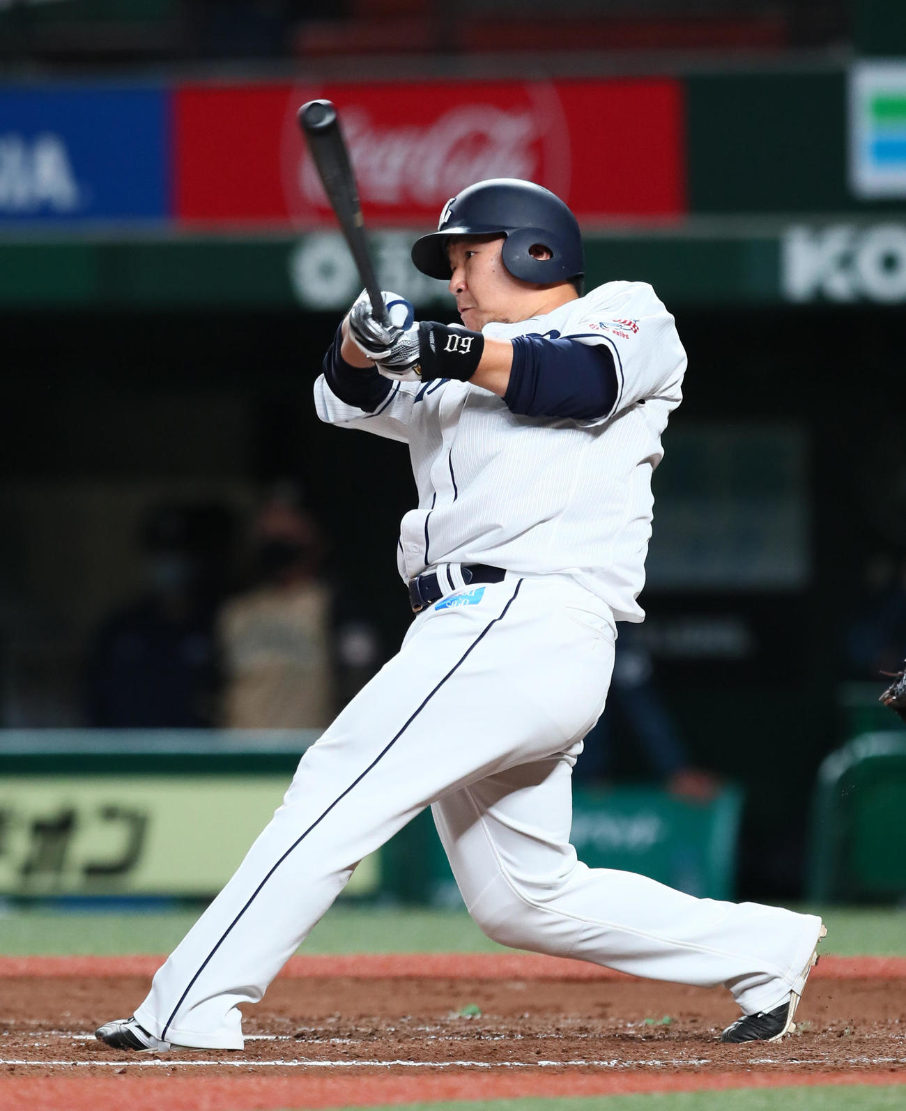 西武対日本ハム　4回裏西武無死、本拠地200号となる本塁打を左越えに放つ中村（撮影・足立雅史）