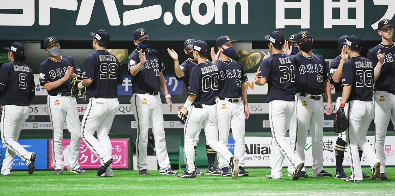 ソフトバンク対オリックス　引き分けでナインを出迎える中嶋聡監督代行（左）（撮影・今浪浩三）