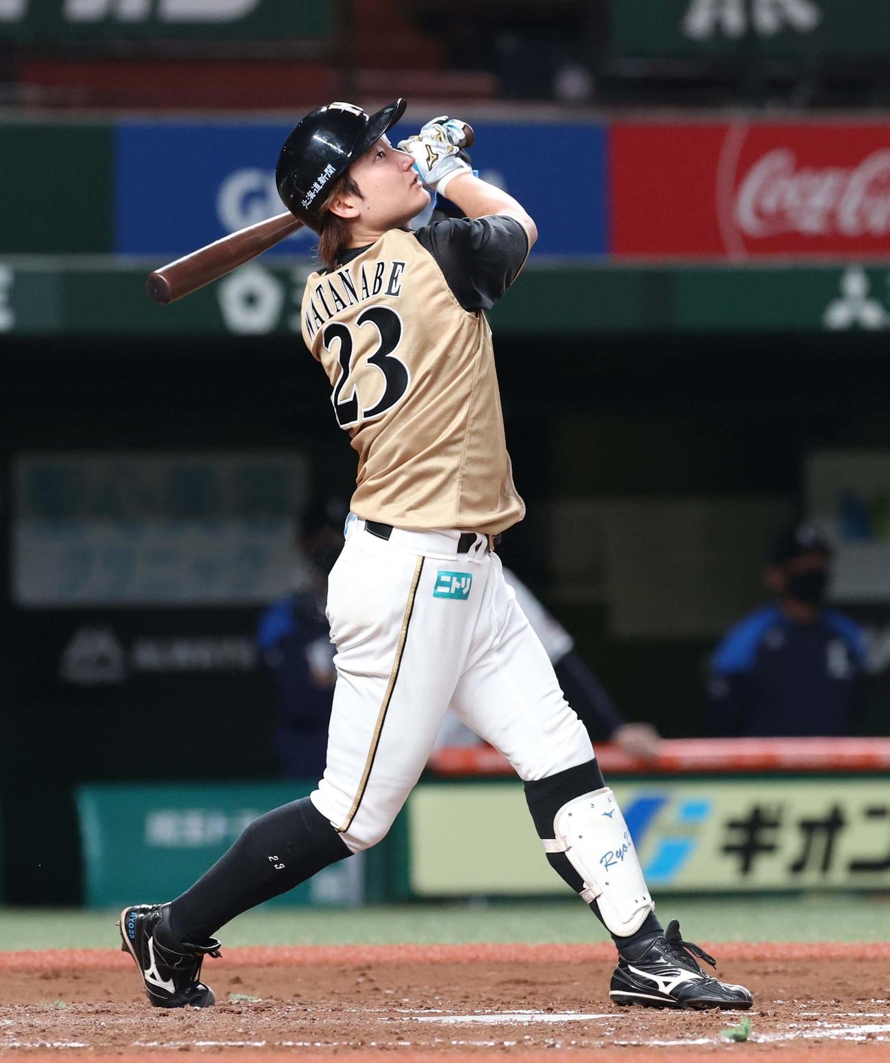 西武対日本ハム　3回表日本ハム1死一塁、渡辺は右前打を放つ（撮影・佐藤翔太）