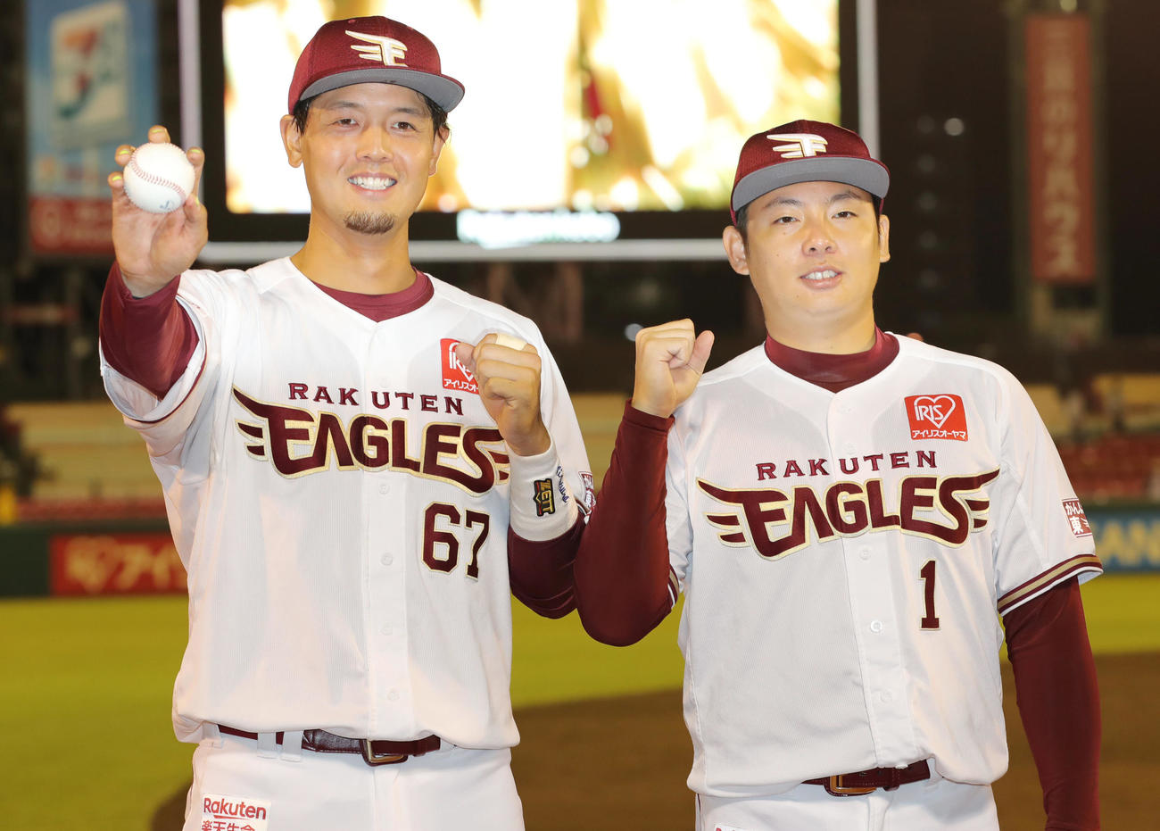 楽天対ロッテ　ヒーローインタビューを終えプロ初本塁打を放った楽天下妻（左）はボールを手に松井と笑顔で写真に納まる（撮影・垰建太）