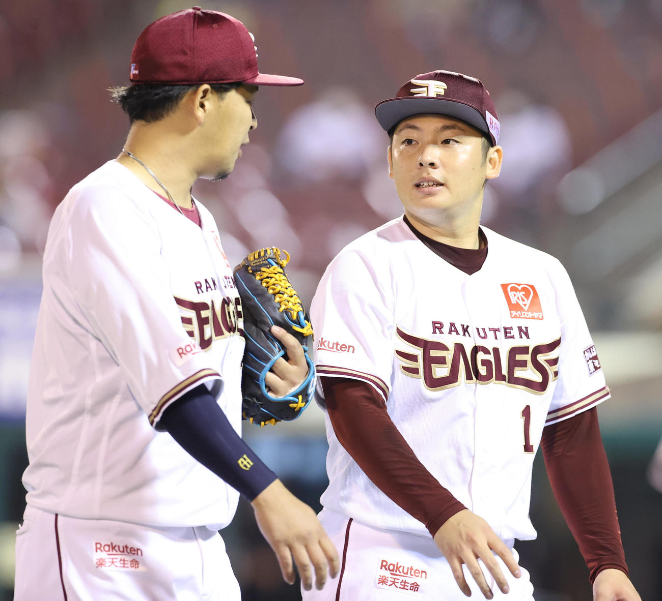 楽天対ロッテ　4回表ロッテの攻撃を無失点に抑えた楽天先発の松井（右）は浅村から声をかけられる（撮影・垰建太）