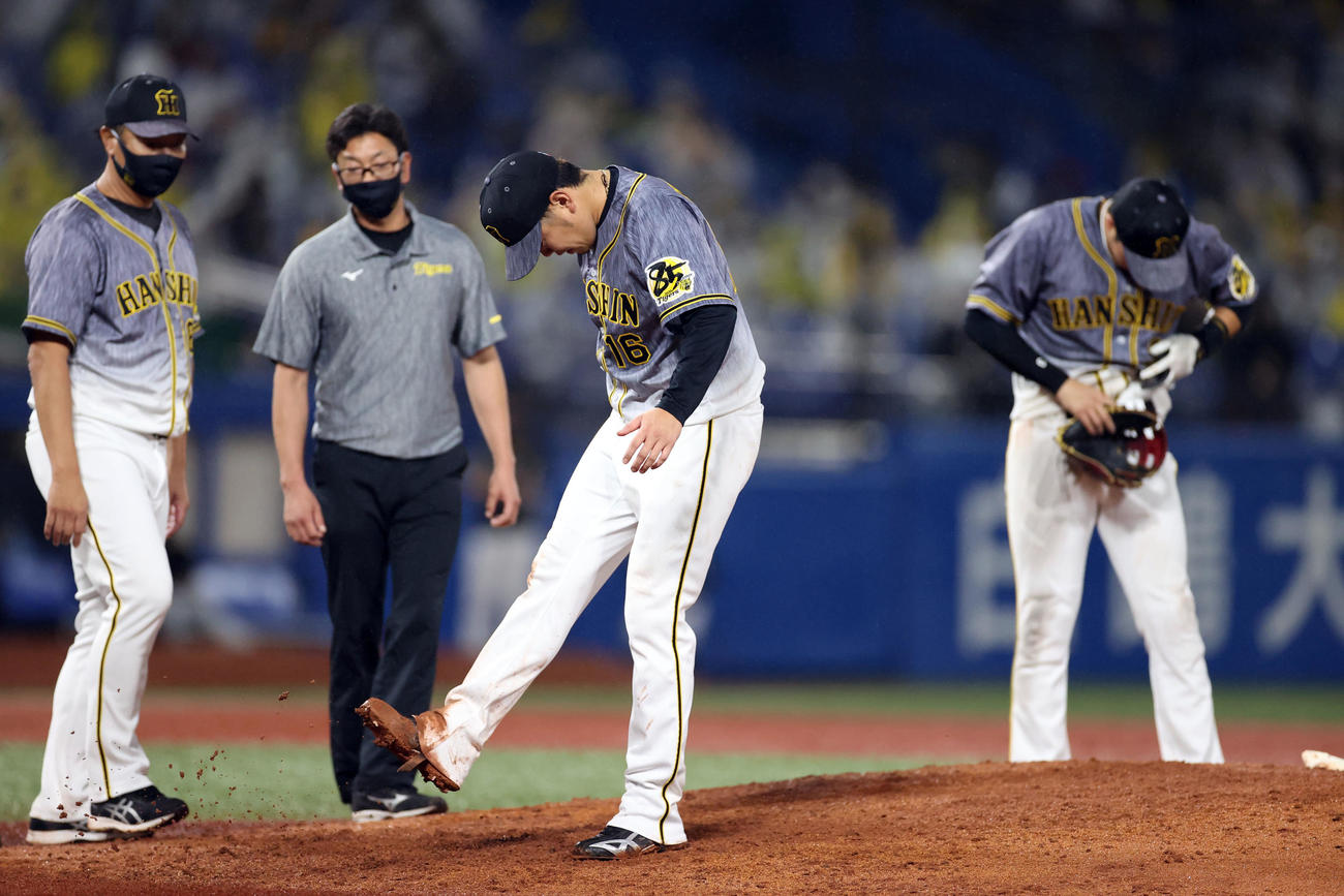 ヤクルト対阪神　6回裏ヤクルト2死一、二塁、西浦に適時打を打たれた後、ぬかるんだマウンドを蹴る西勇（撮影・狩俣裕三）
