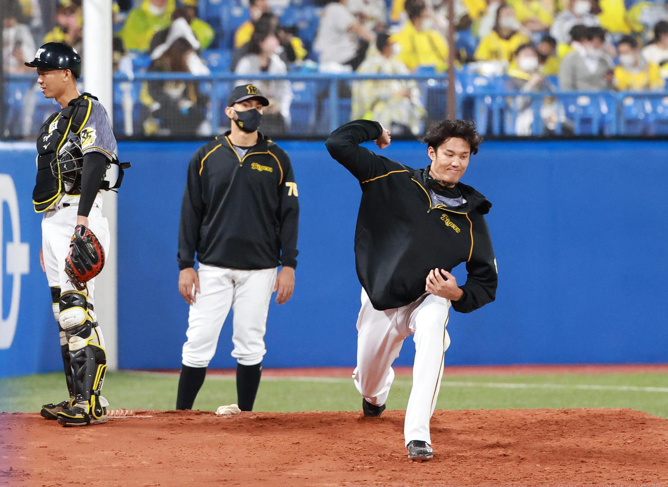 ヤクルト対阪神　ブルペンでシャドーピッチングを行う藤浪（撮影・清水貴仁）