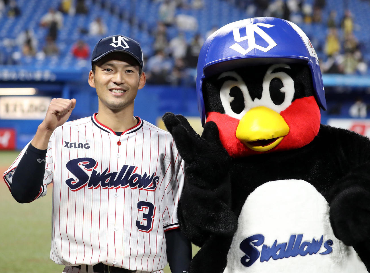 ヤクルト対阪神　ヒーローインタビュー後、つば九郎といっしょに記念撮影する西浦（撮影・狩俣裕三）