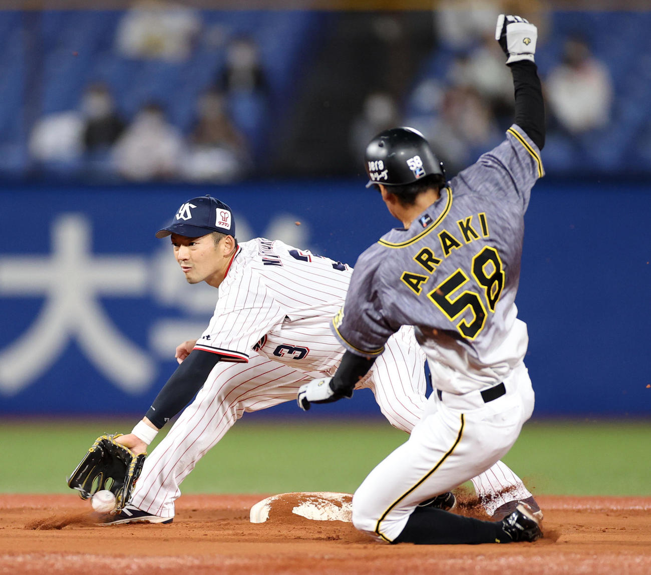 ヤクルト対阪神　1回表阪神1死一塁、二盗を決める荒木（右）。左は西浦（撮影・狩俣裕三）