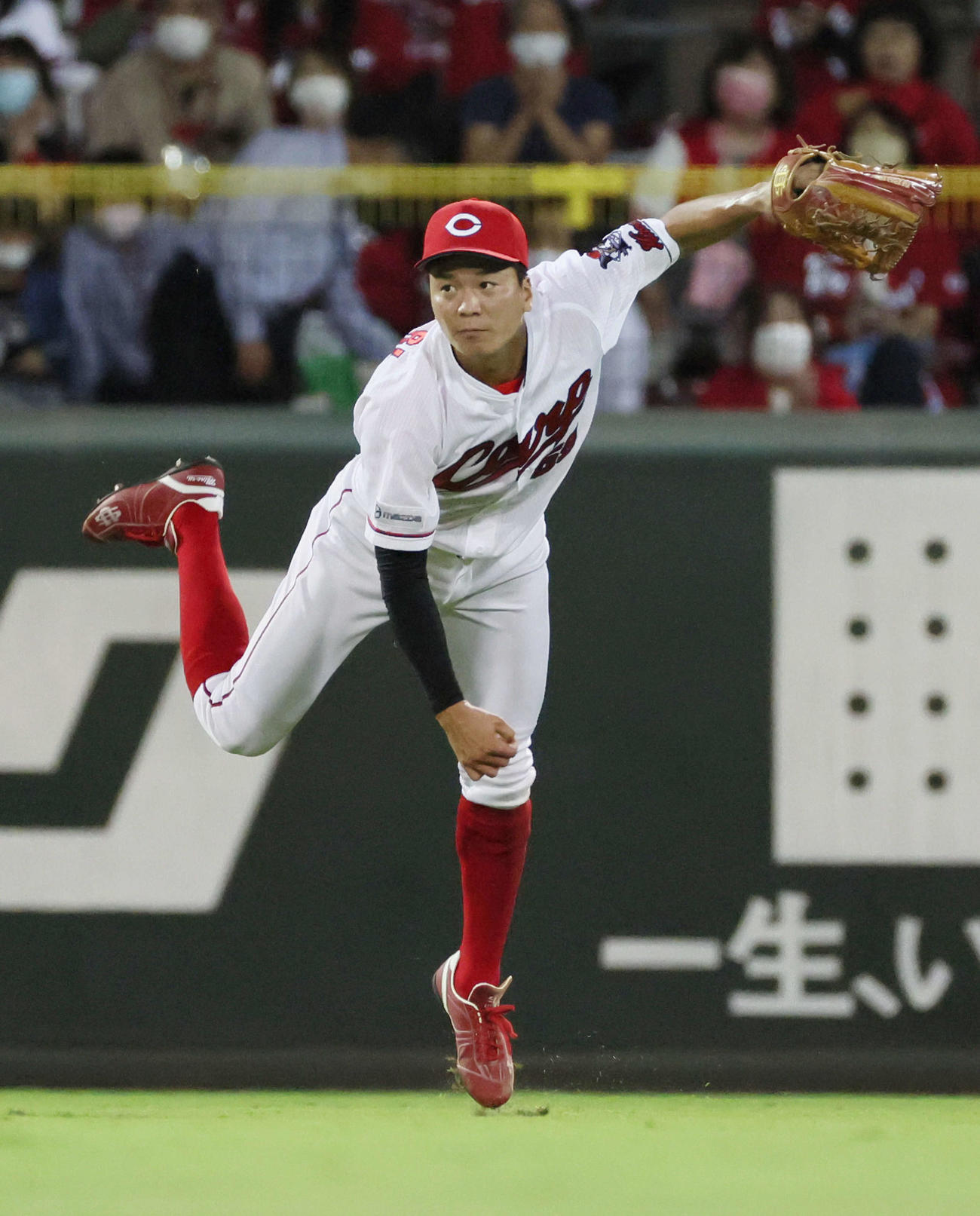 広島対DeNA　7回表DeNA無死一、三塁、代打神里の打球を好返球する大盛（撮影・加藤孝規）