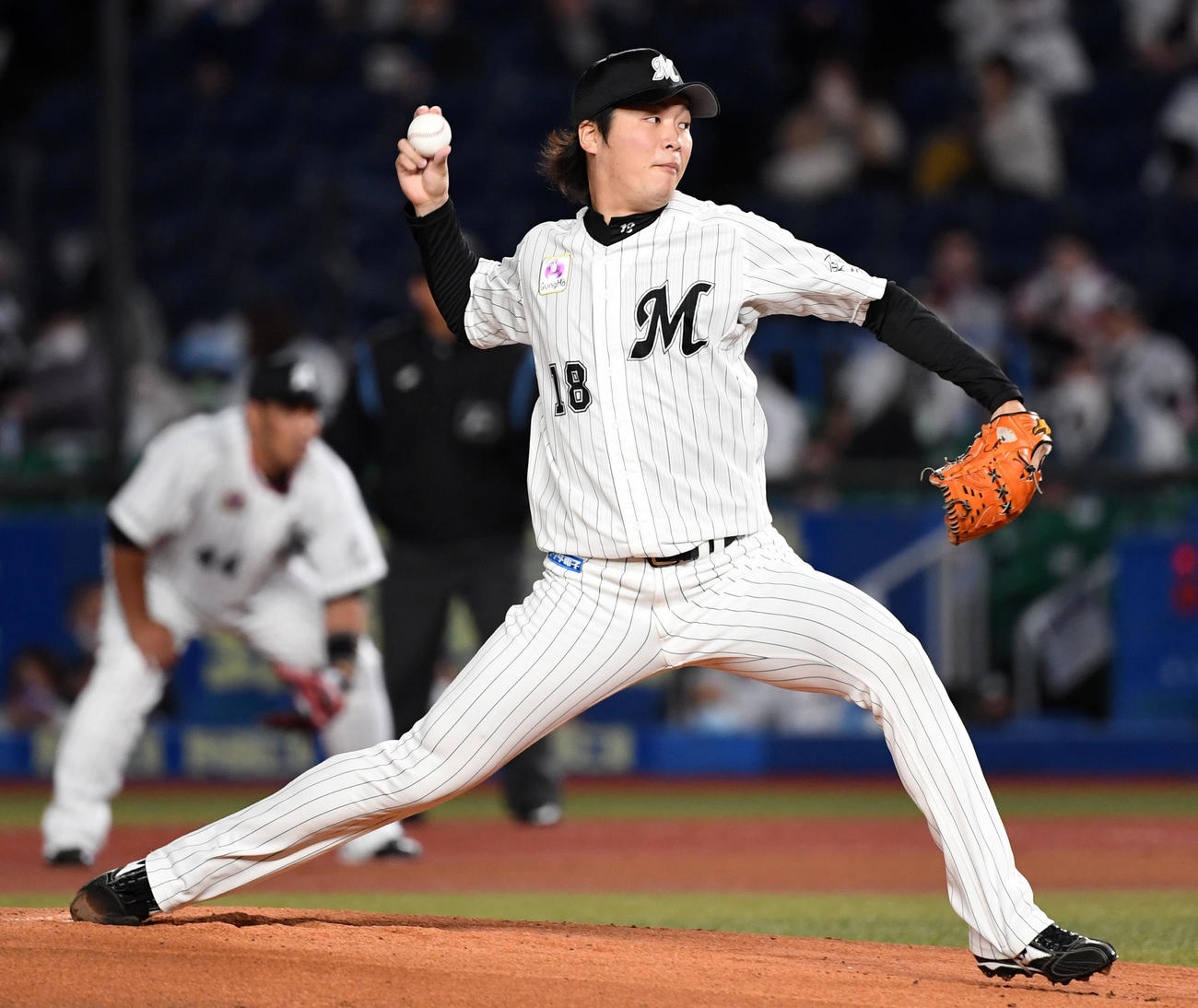ロッテ対ソフトバンク　力投するロッテ先発の二木（撮影・横山健太）