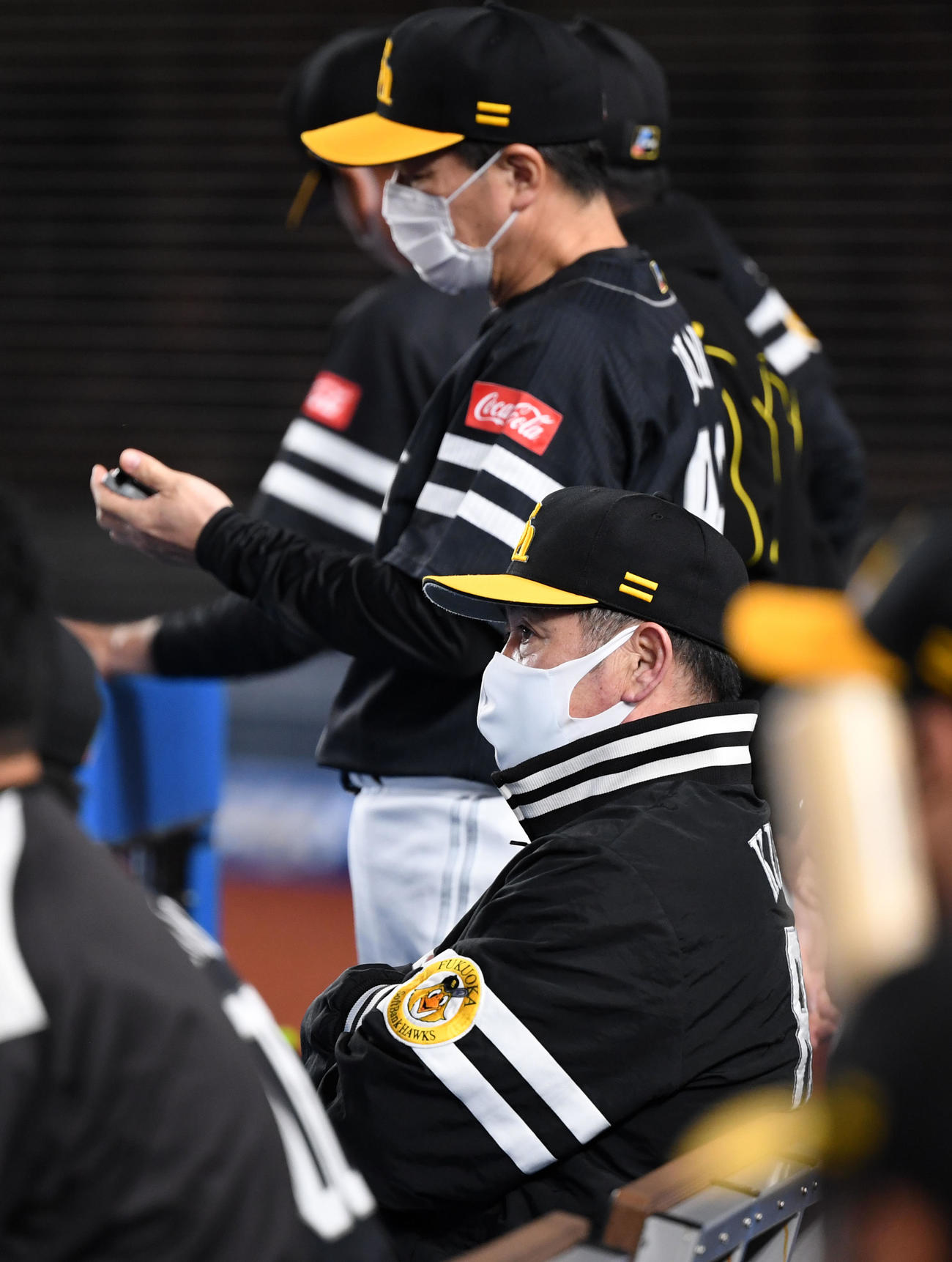 ロッテ対ソフトバンク　厳しい表情で試合を見つめるソフトバンク工藤監督（撮影・横山健太）