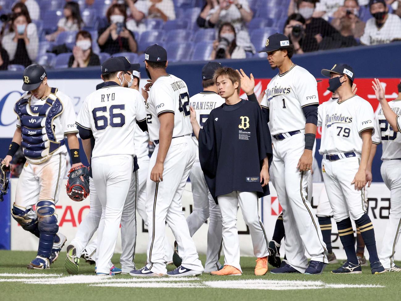 オリックス対日本ハム　オリックスナインを出迎える山岡（中央）（撮影・佐藤翔太）
