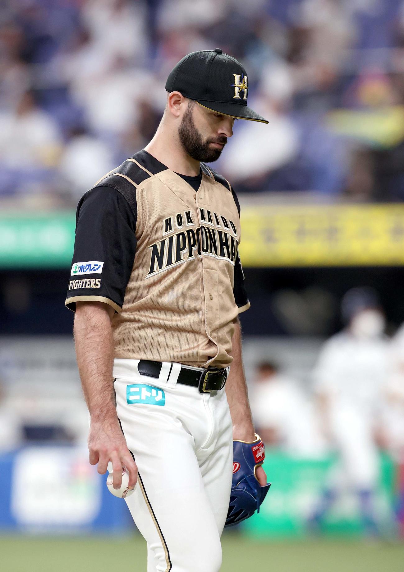 オリックス対日本ハム　4回途中で降板する日本ハム・マルティネス（撮影・佐藤翔太）