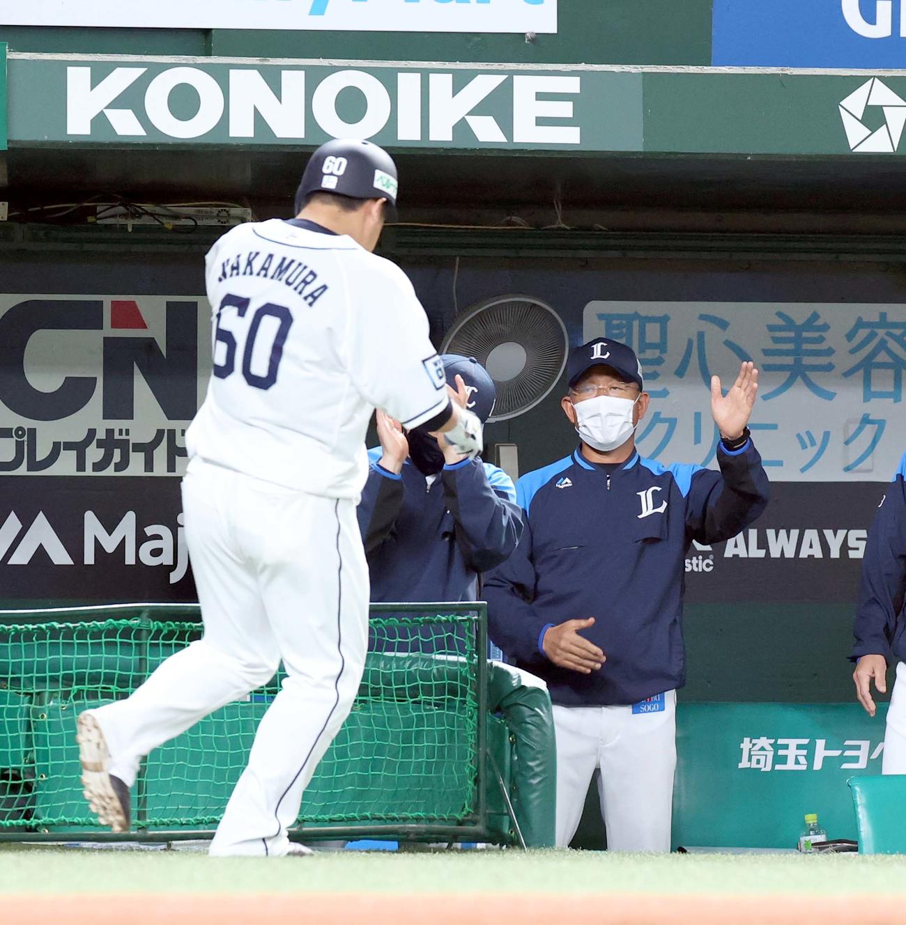 西武対日本ハム　4回裏西武無死、左越え本塁打を放った中村を出迎える辻監督（2020年9月24日撮影）