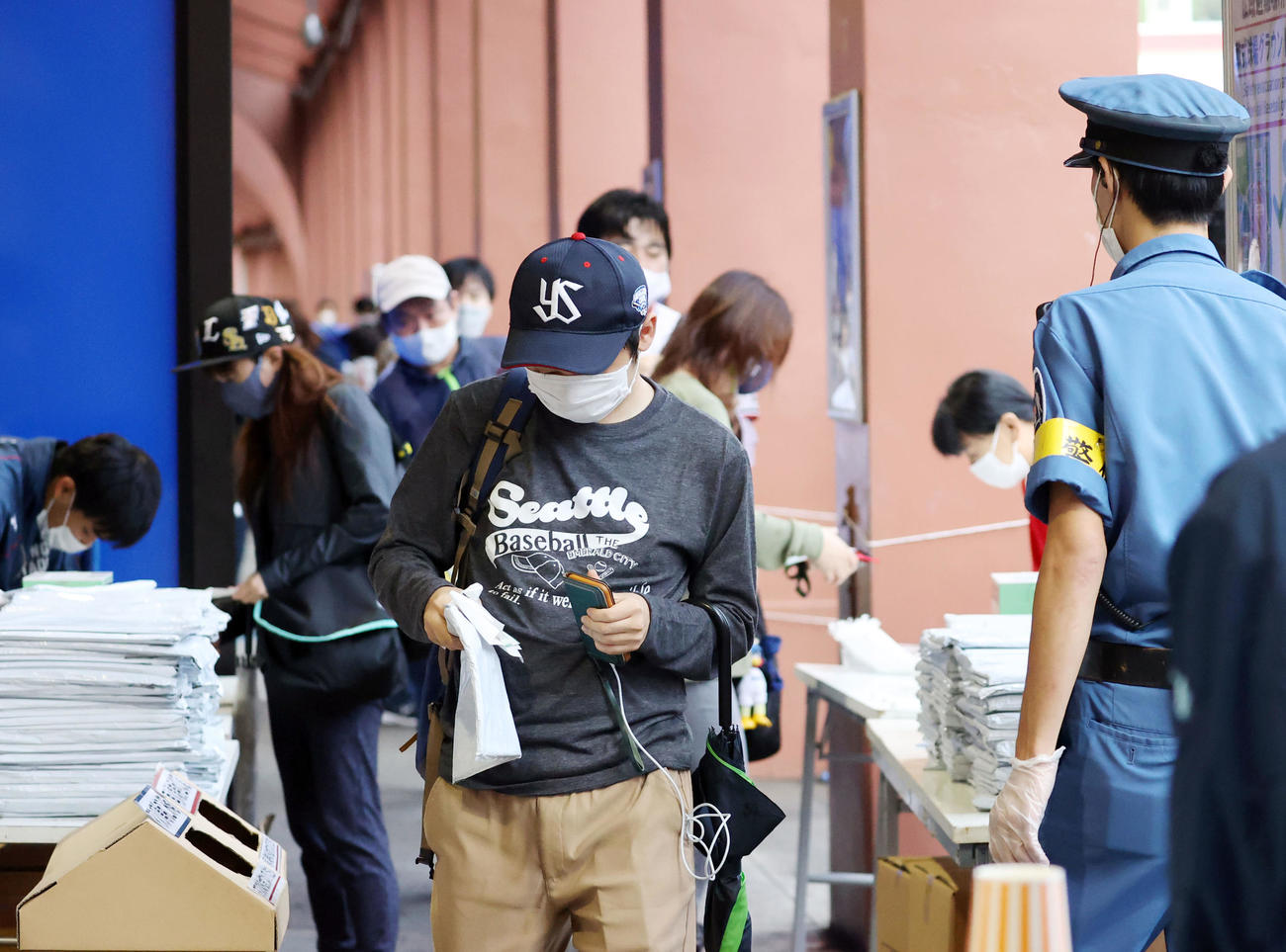 ヤクルト対阪神　午後4時半、神宮球場が開門し、入場するファン（撮影・狩俣裕三）