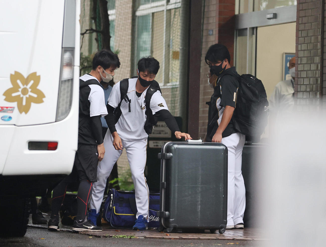 ヤクルト対阪神　神宮の室内練習場に入る近本光司（中央）ら阪神の選手たち（撮影・清水貴仁）
