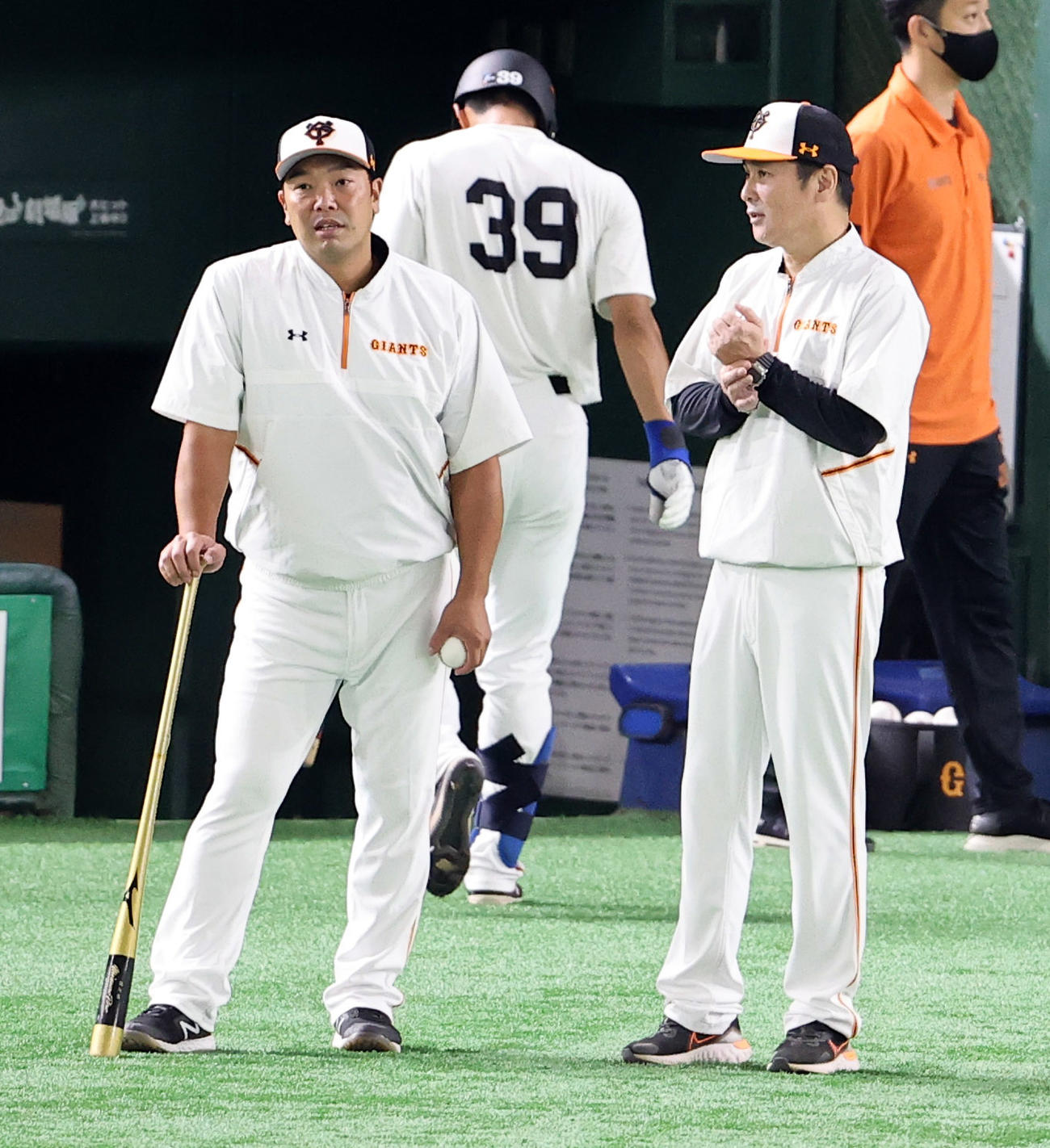 巨人対中日　練習に合流した元木ヘッドコーチ（右）は阿部ヘッドコーチ代行と話す（撮影・浅見桂子）