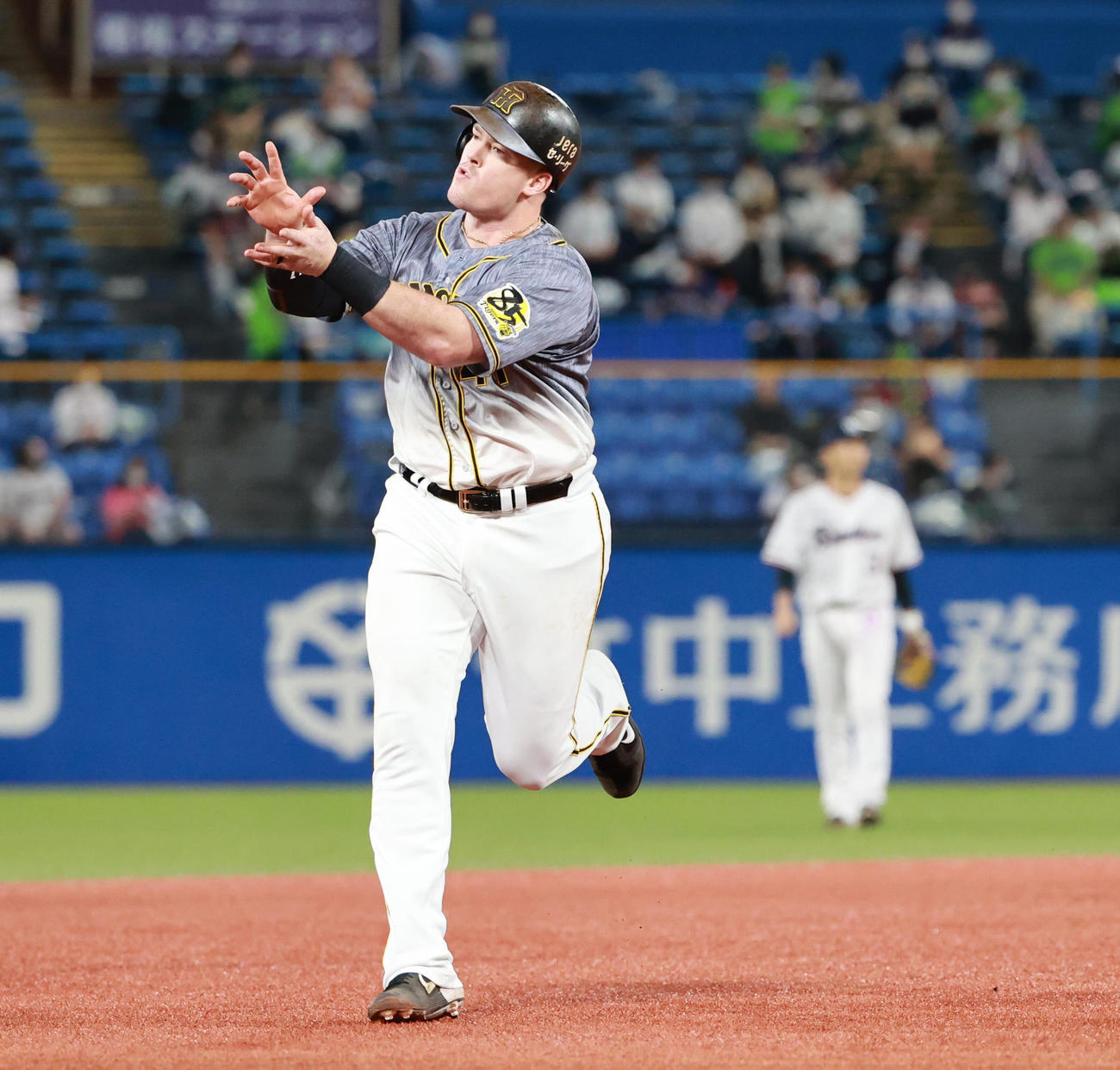 ヤクルト対阪神　2回表阪神無死、右中間へ勝ち越し本塁打を放つジャスティン・ボーア（撮影・清水貴仁）