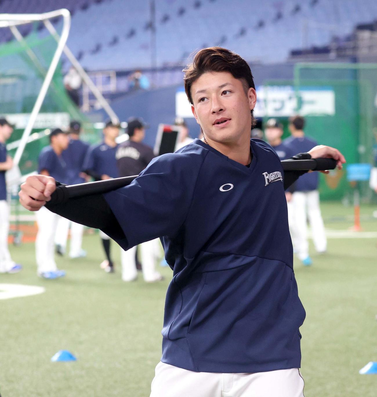 オリックス対日本ハム　試合前、ウオーミングアップをする日本ハム吉田輝（撮影・佐藤翔太）