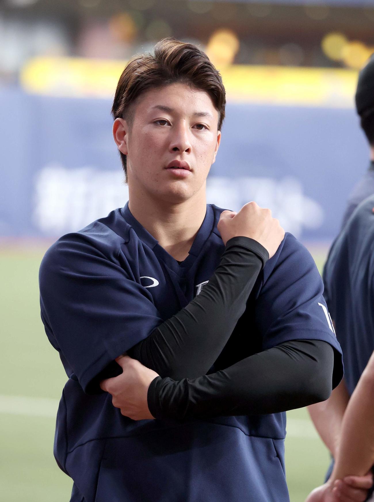 オリックス対日本ハム　試合前、ウオーミングアップをする日本ハム吉田輝（撮影・佐藤翔太）