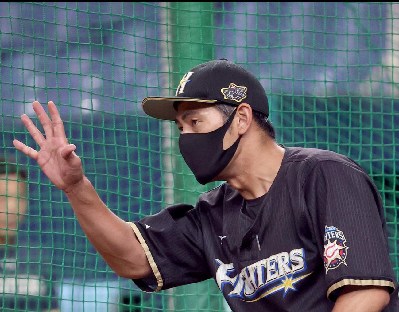オリックス対日本ハム　試合前、ノックを打つ日本ハム飯山内野守備コーチ（撮影・佐藤翔太）