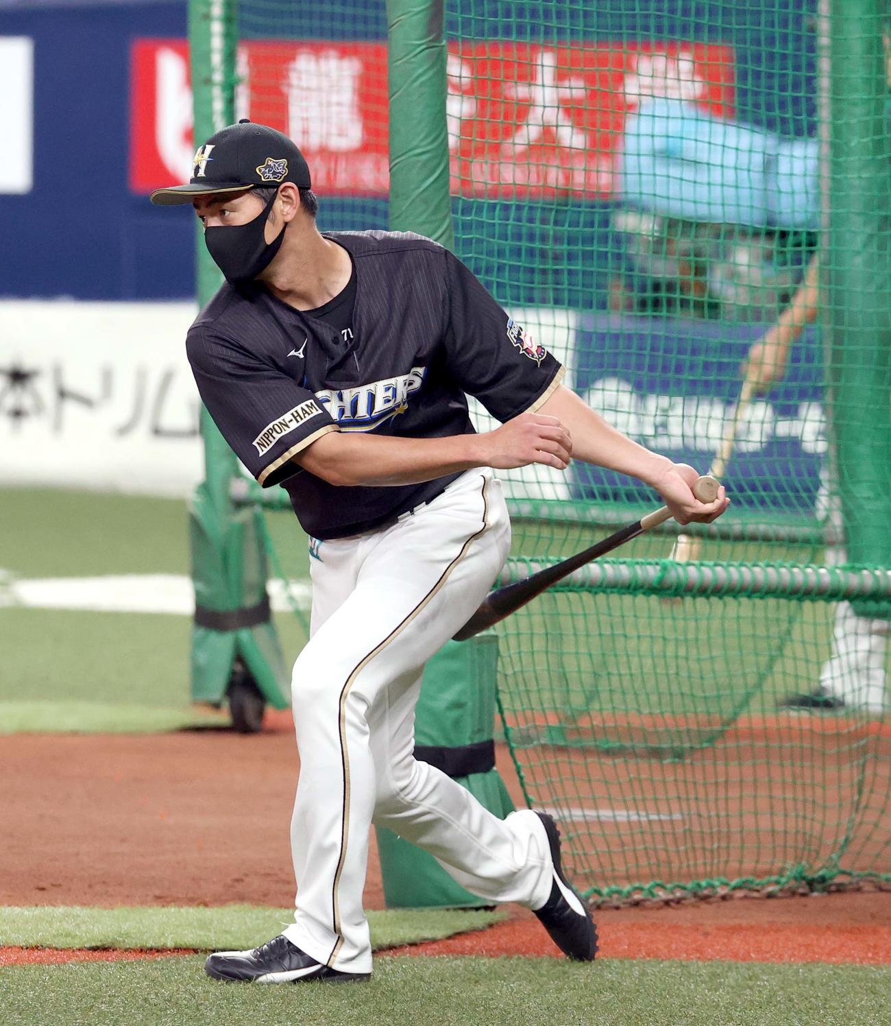 オリックス対日本ハム　試合前、ノックを打つ日本ハム飯山内野守備コーチ（撮影・佐藤翔太）