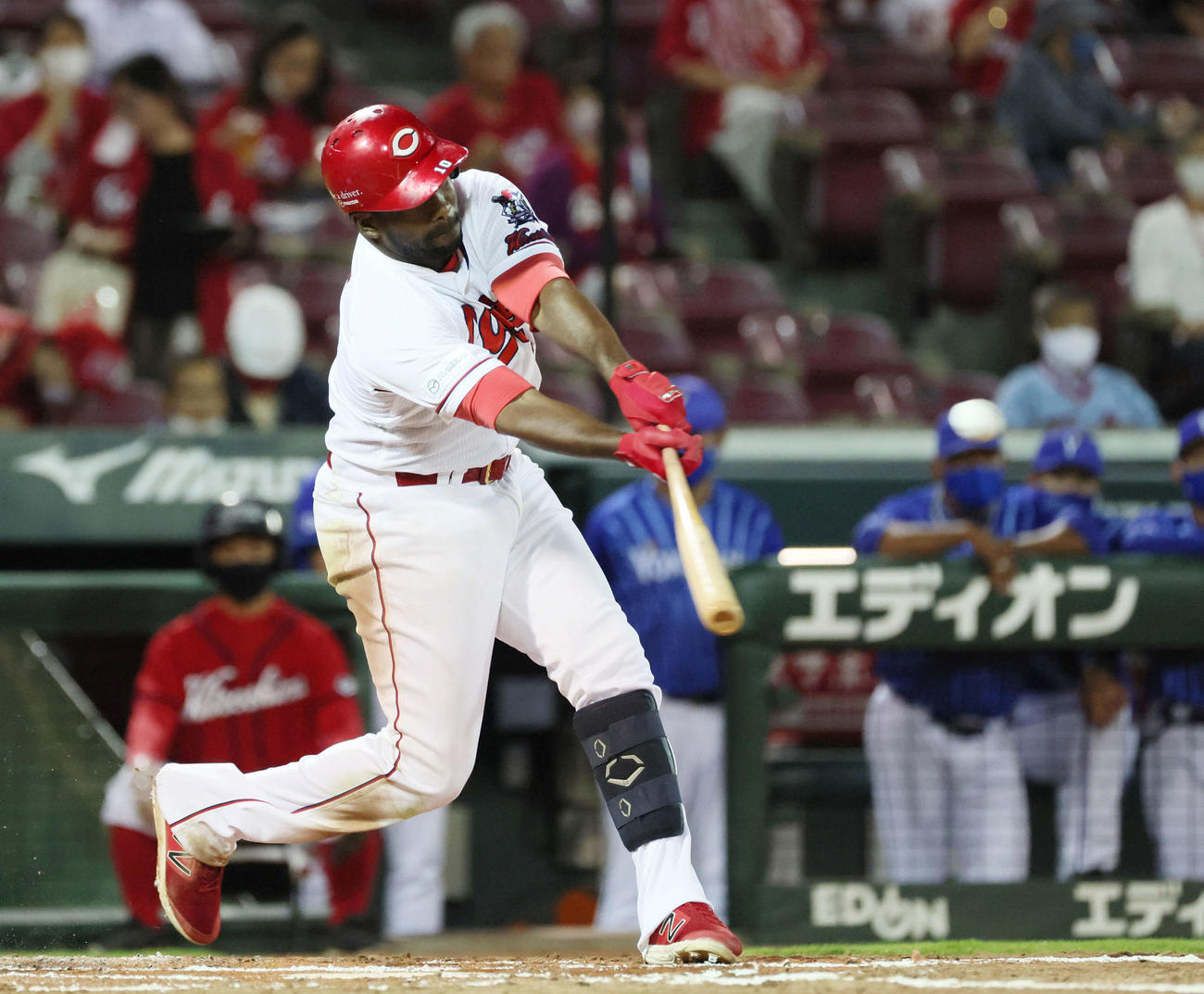 広島対DeNA　2回裏広島1死二塁、ピレラは先制適時二塁打を放つ（撮影・加藤孝規）