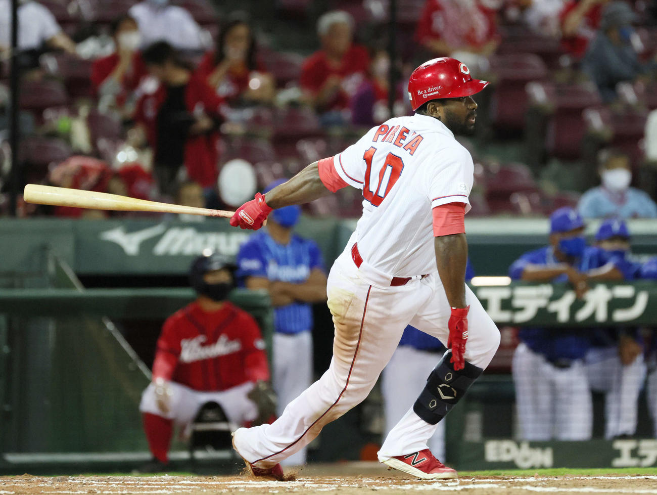 広島対DeNA　2回裏広島1死二塁、ピレラは先制適時二塁打を放つ（撮影・加藤孝規）