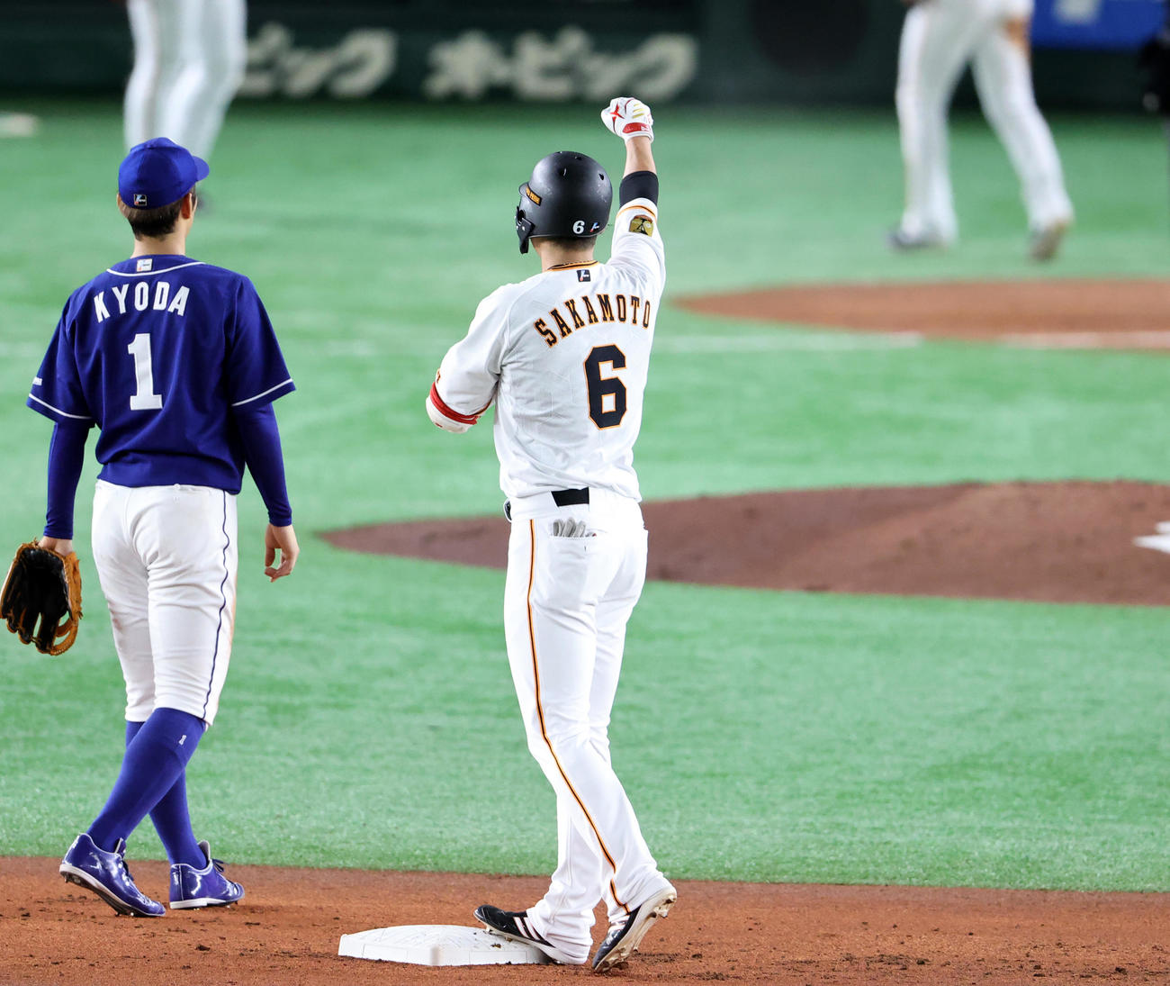巨人対中日　1回裏巨人無死一、二塁、坂本は右適時二塁打を放ちガッツポーズ（撮影・浅見桂子）