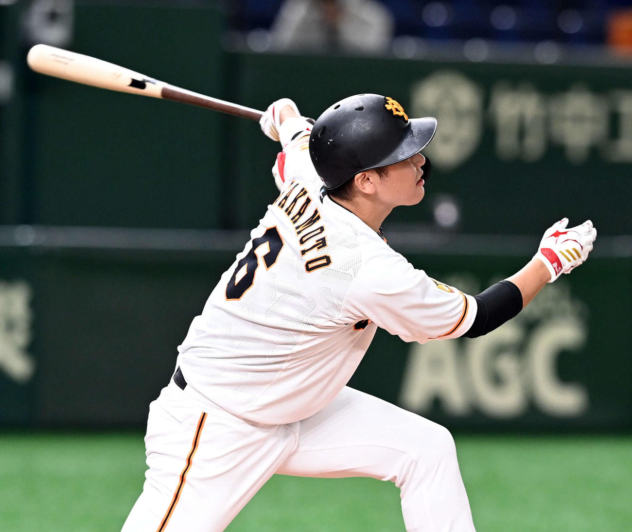 巨人対中日　1回裏巨人一、二塁、右前に先制適時打を放つ坂本（撮影・たえ見朱実）