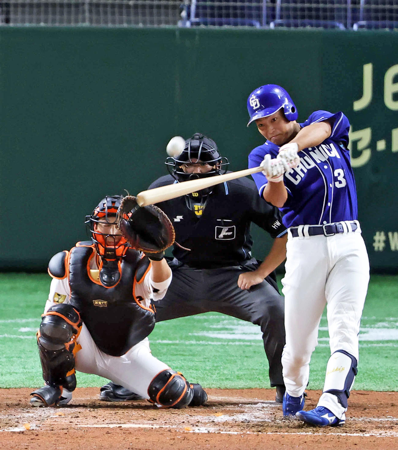3回表中日無死、石垣はプロ初本塁打を放つ（撮影・浅見桂子）