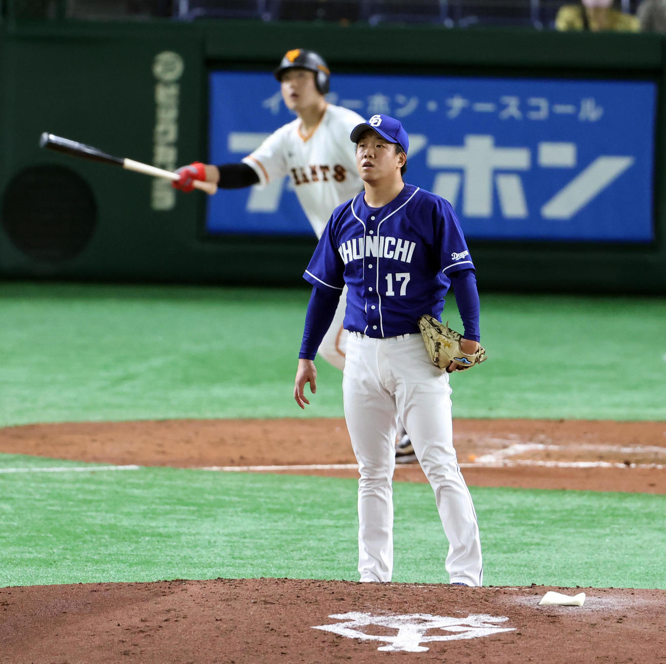 巨人対中日　2回裏巨人2死一、　二塁、岡本に右中間3点本塁打を許し、打球を見つめる柳（撮影・浅見桂子）