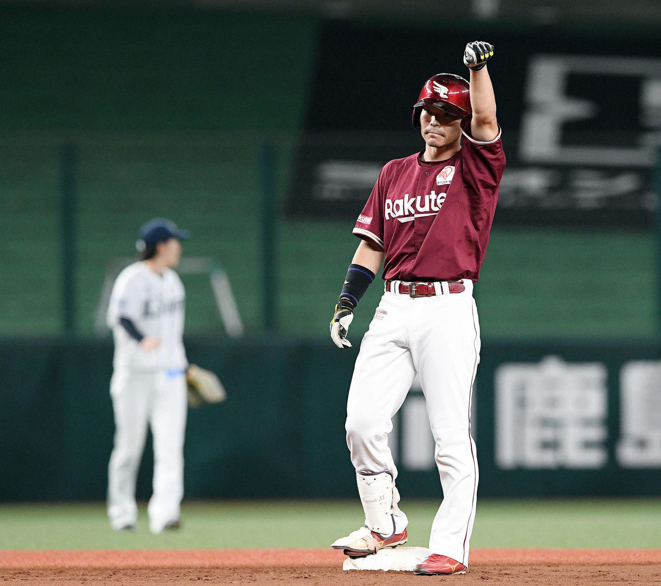 西武対楽天　4回表楽天2死一塁、先制の中前適時二塁打を放った島内はベンチへ向かいガッツポーズする（撮影・滝沢徹郎）