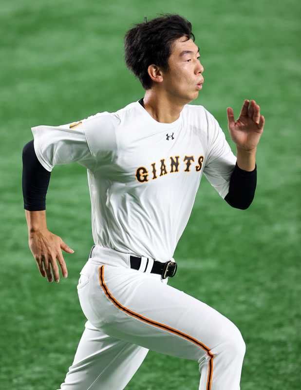 巨人対中日　試合前練習でダッシュする巨人畠（撮影・浅見桂子）