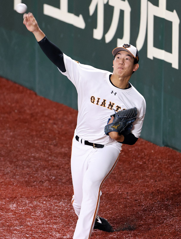巨人対中日　キャッチボールする巨人畠（撮影・浅見桂子）