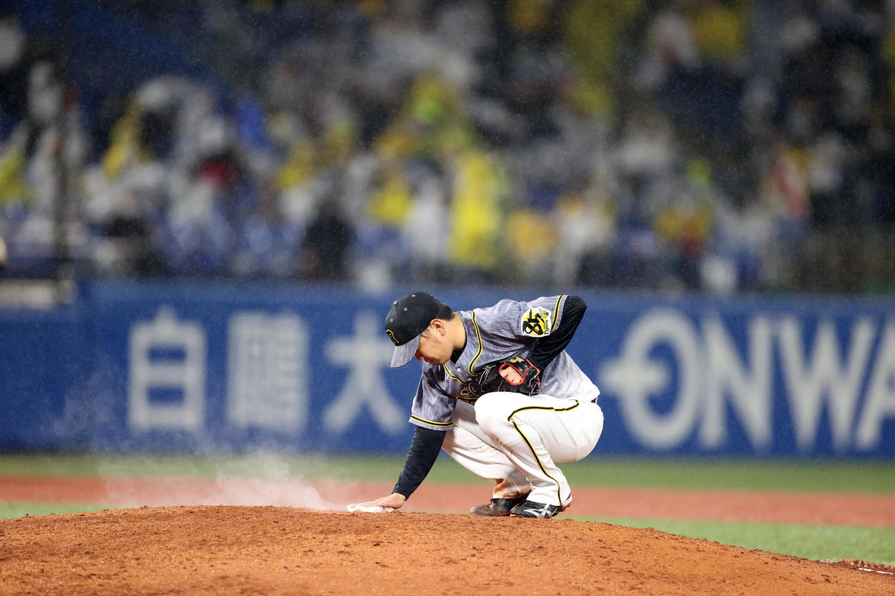 ヤクルト対阪神　6回裏、投球前にマウンドに手を添える西勇（撮影・狩俣裕三）