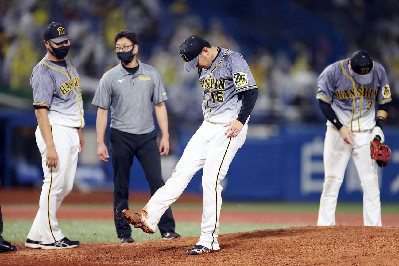 ヤクルト対阪神　6回裏ヤクルト2死一、二塁、西浦に適時打を打たれた後、ぬかるんだマウンドを蹴る西勇（撮影・狩俣裕三）