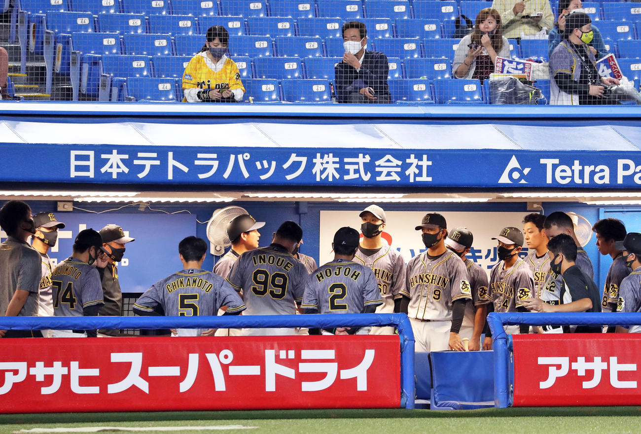 試合前、ベンチ内で話し合う阪神の選手たち。左から2人目は矢野監督（撮影・狩俣裕三）