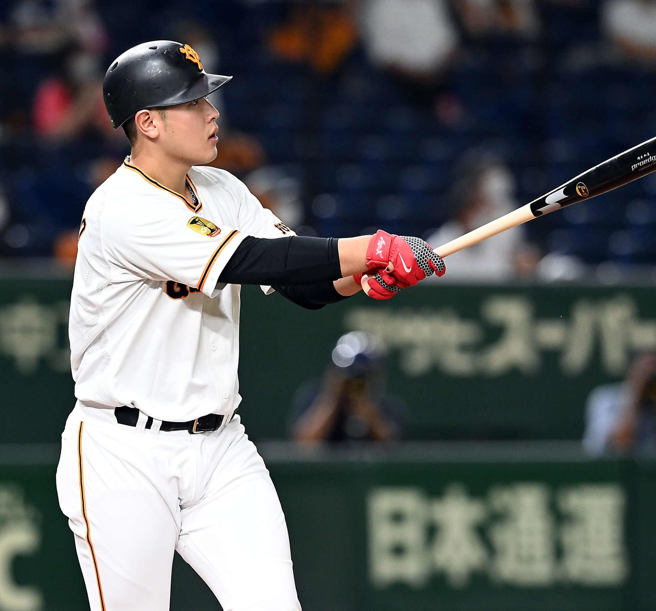 巨人対中日　2回裏巨人2死一、二塁、右越えに3点本塁打を放ちボールの行方を見る岡本（撮影・たえ見朱実）