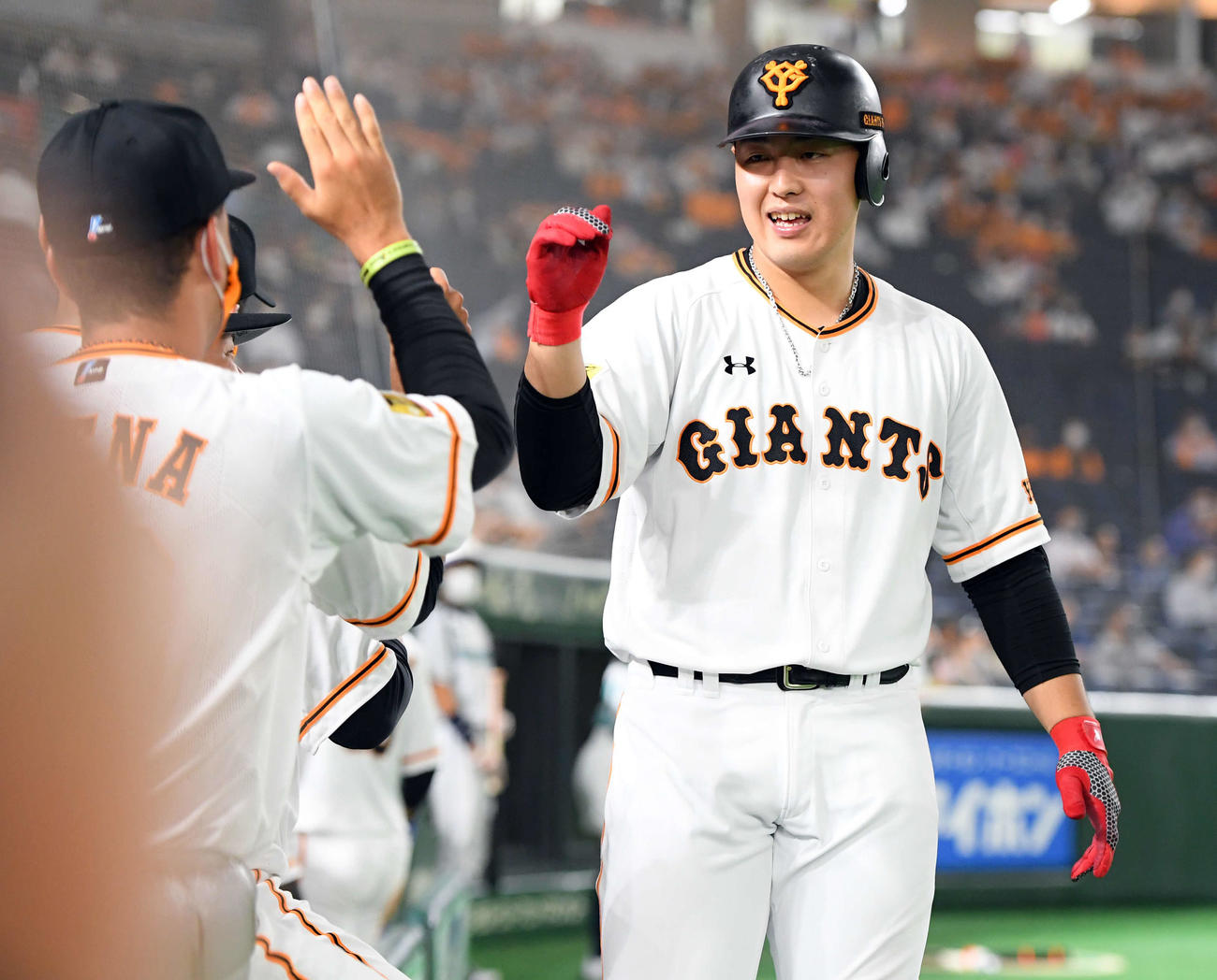 巨人対中日　2回裏巨人2死一、二塁、右越えに3点本塁打を放ちナインとエアタッチする岡本（撮影・たえ見朱実）