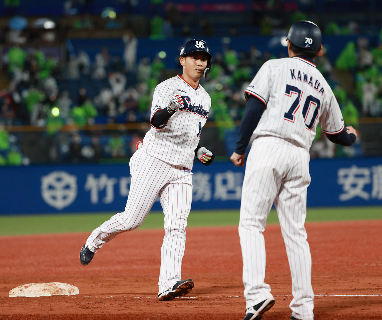 7回裏ヤクルト無死一塁、左越え2点本塁打を放つ荒木貴裕（撮影・清水貴仁）
