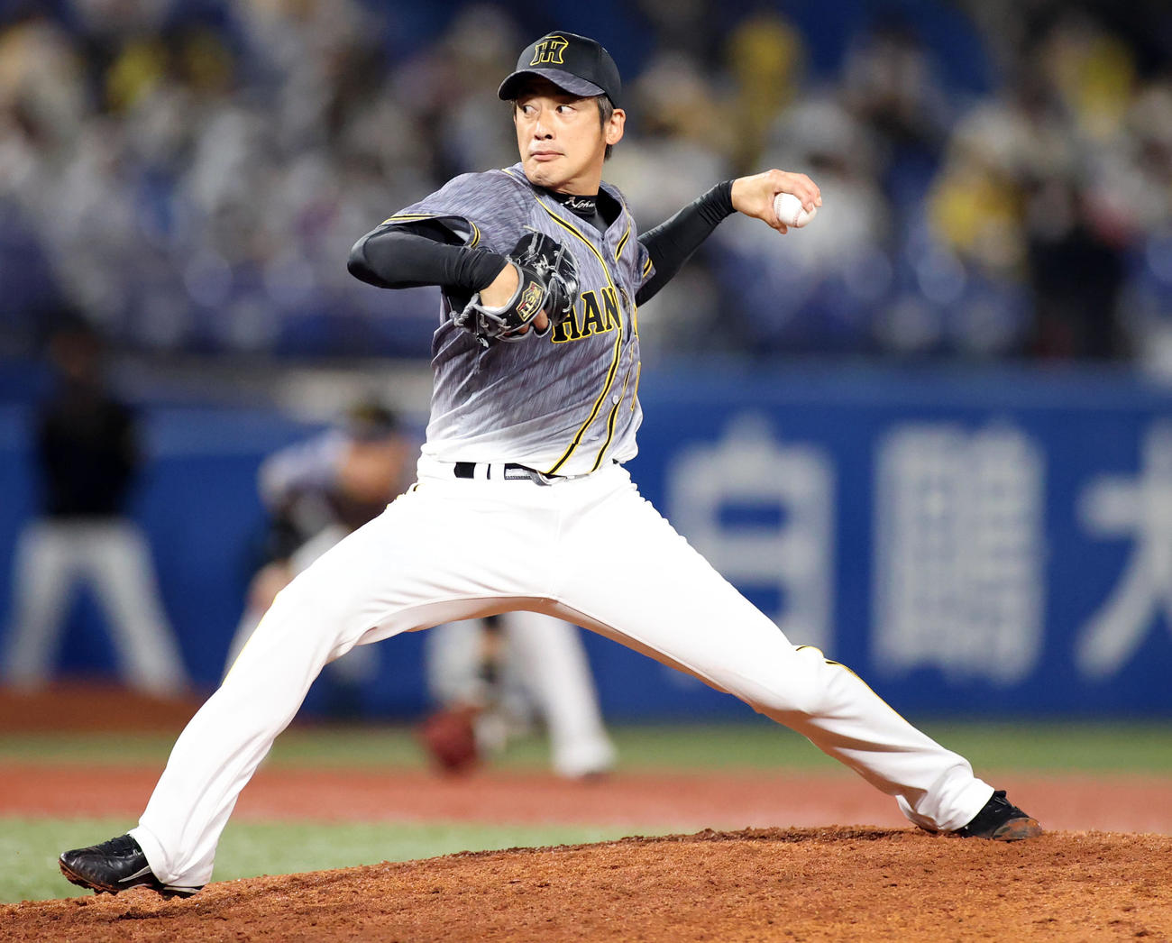 ヤクルト対阪神　7回裏から登板する能見（撮影・狩俣裕三）