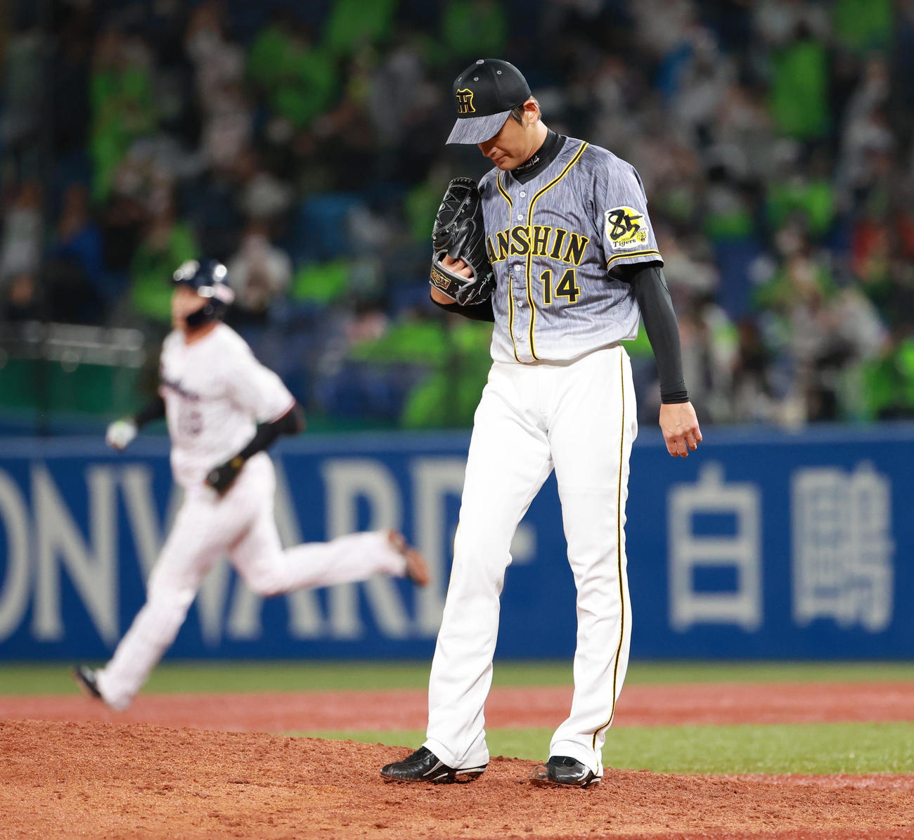 7回裏ヤクルト無死一塁、荒木貴裕に左越え2点本塁打を浴びる能見篤史（撮影・清水貴仁）