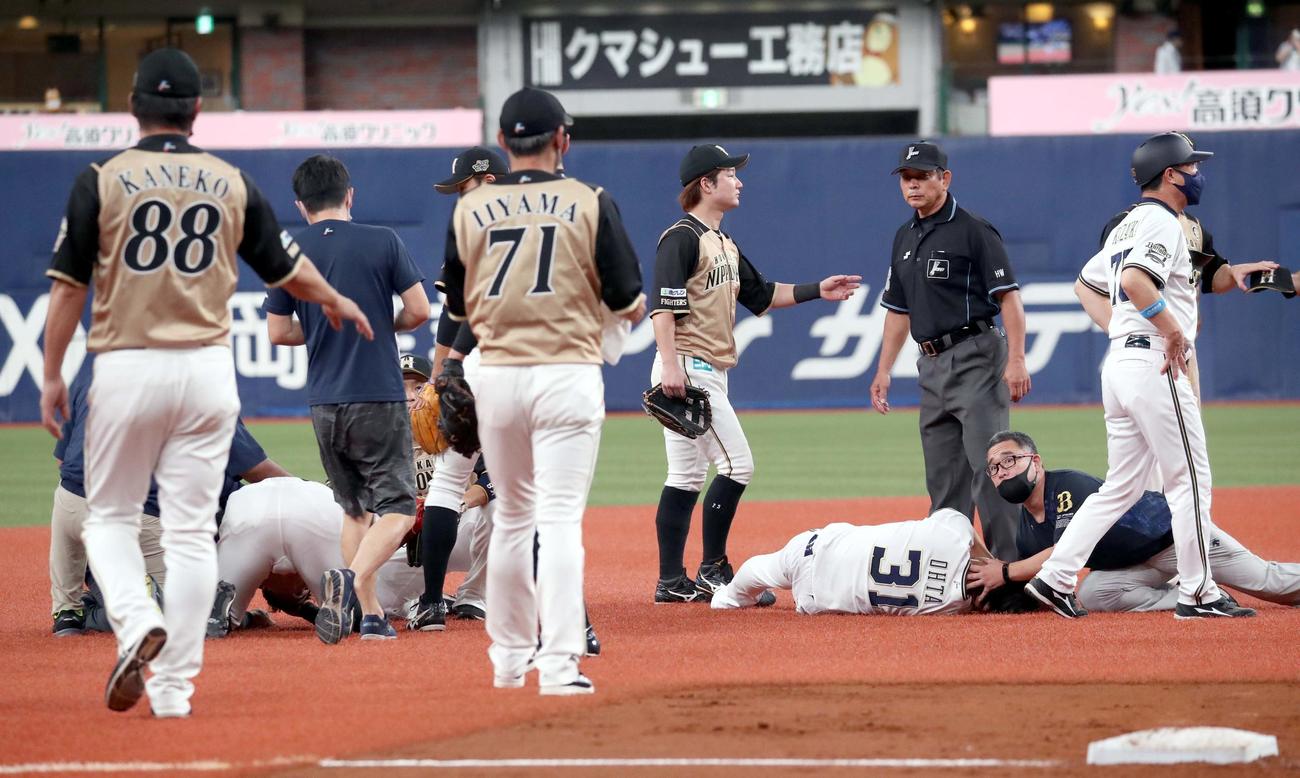 オリックス対日本ハム　3回裏オリックス2死一、二塁、交錯しその場から動けない日本ハム・ビヤヌエバとオリックス太田（撮影・佐藤翔太）