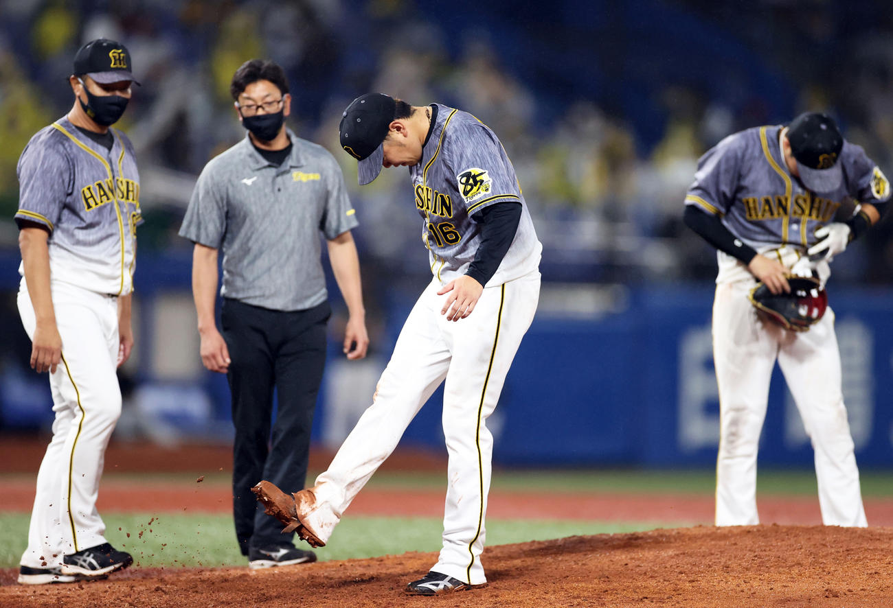 6回裏ヤクルト2死一、二塁、西浦に適時打を打たれた後、ぬかるんだマウンドを蹴る西勇（撮影・狩俣裕三）
