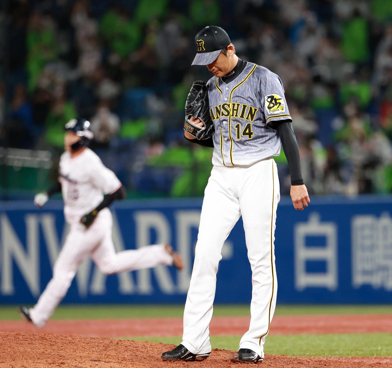 7回裏ヤクルト無死一塁、荒木に左越え2点本塁打を浴びる阪神能見（撮影・清水貴仁）