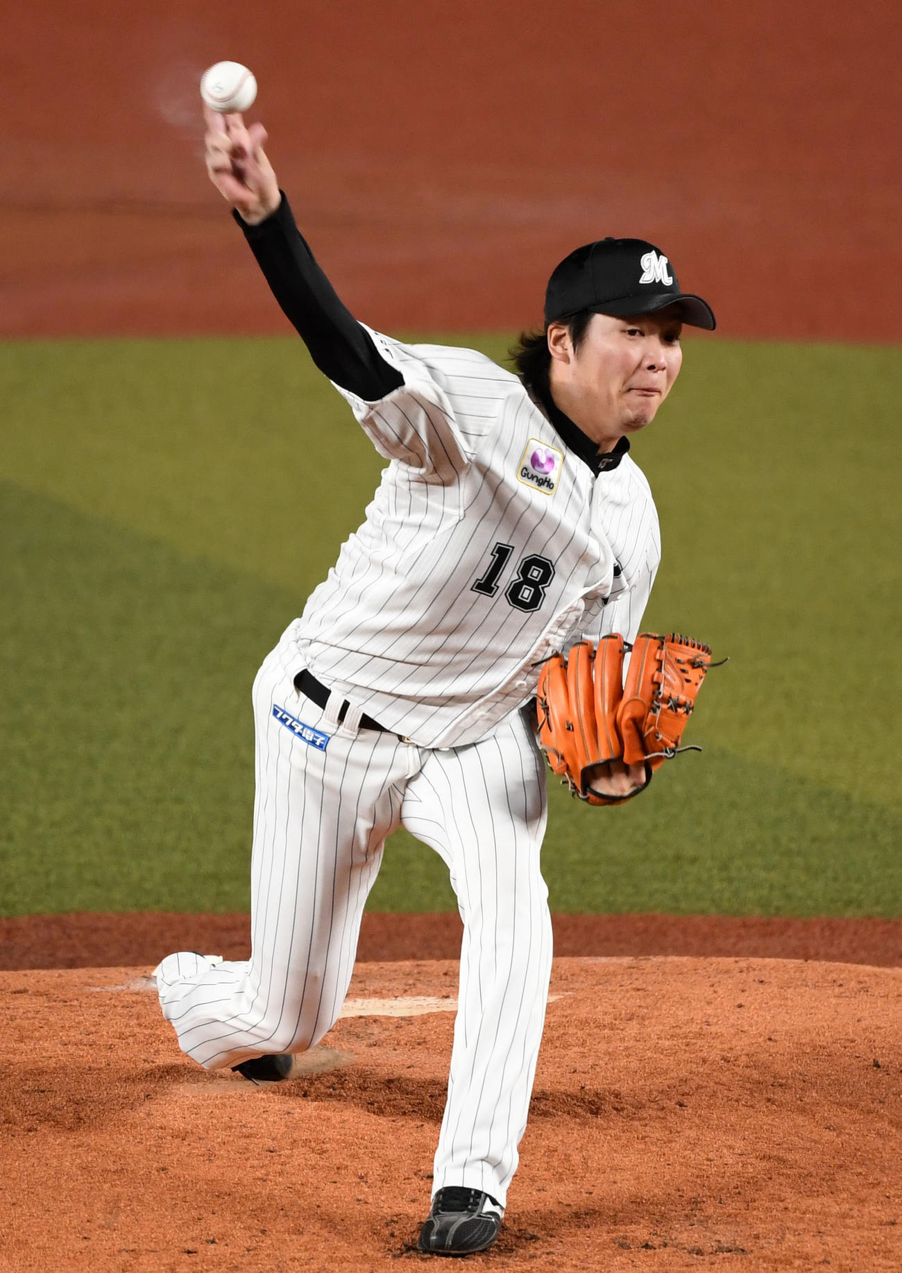 ロッテ対ソフトバンク　力投するロッテ先発の二木（撮影・横山健太）