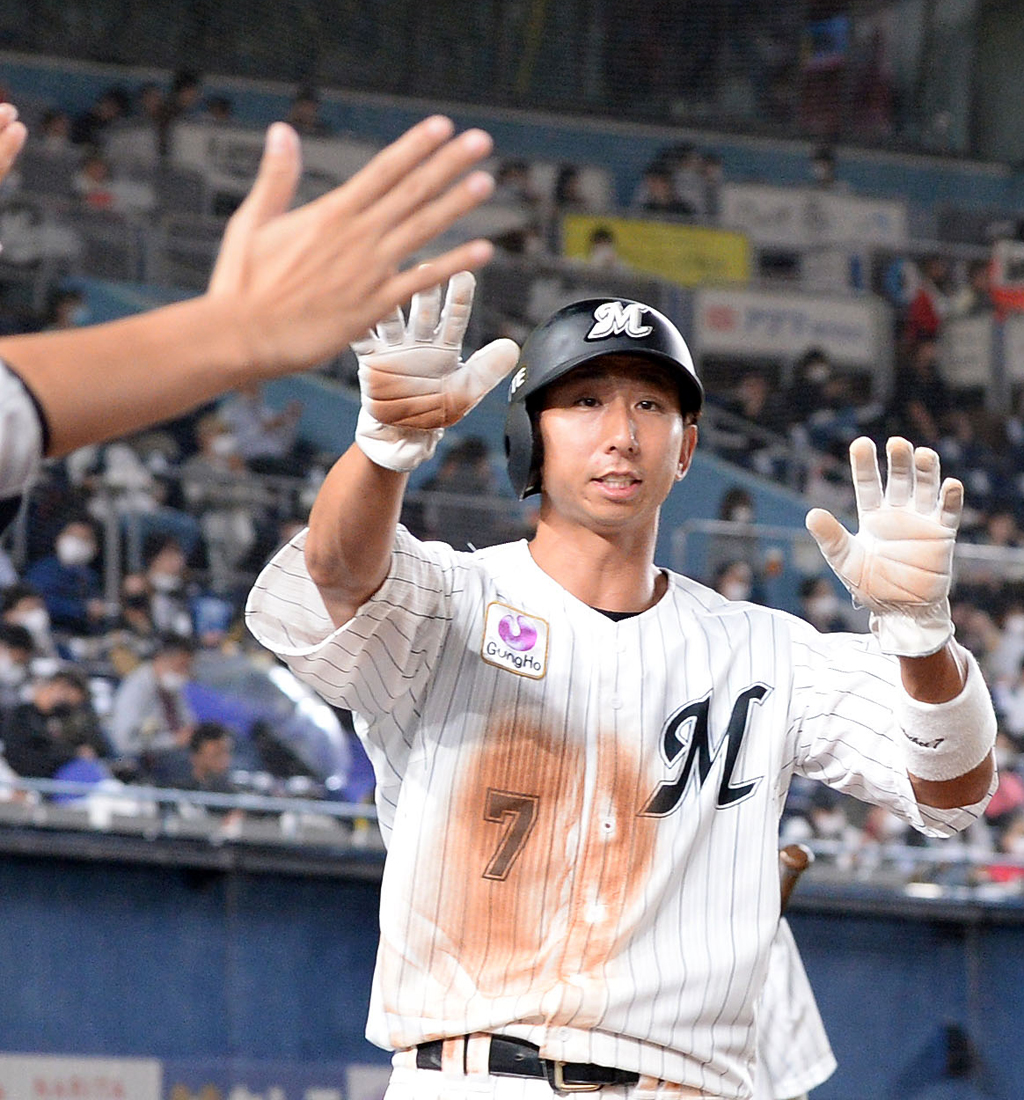 2回裏終了時、ナインとエアタッチを交わすロッテ福田秀（撮影・横山健太）
