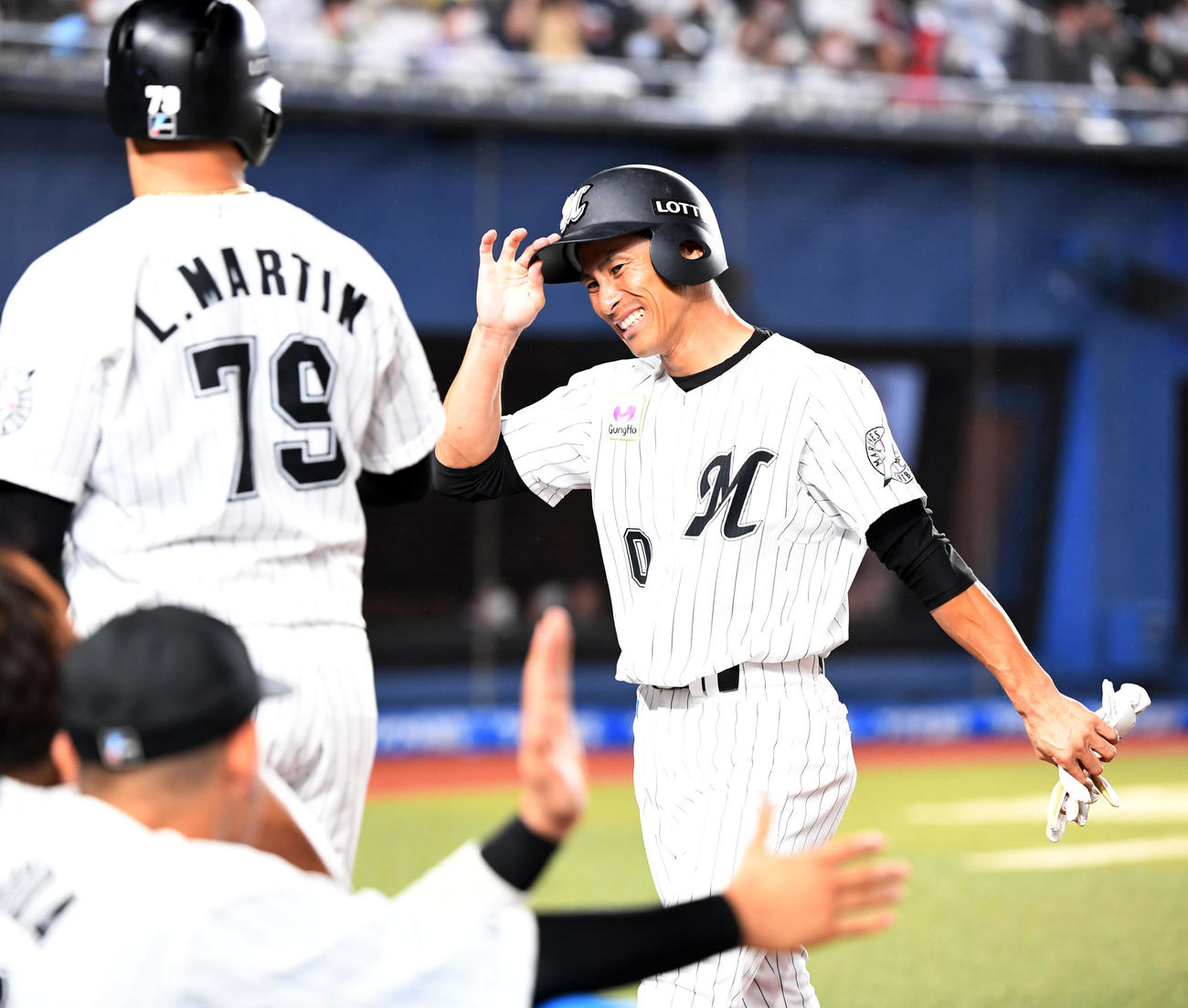 ロッテ対ソフトバンク　8回裏終了時、笑顔でベンチへ引き揚げるロッテ荻野（撮影・横山健太）