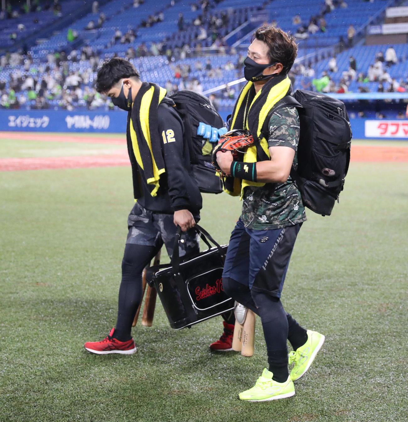 ヤクルト対阪神　試合を終え引き揚げる坂本誠志郎（左）、北條史也（撮影・清水貴仁）